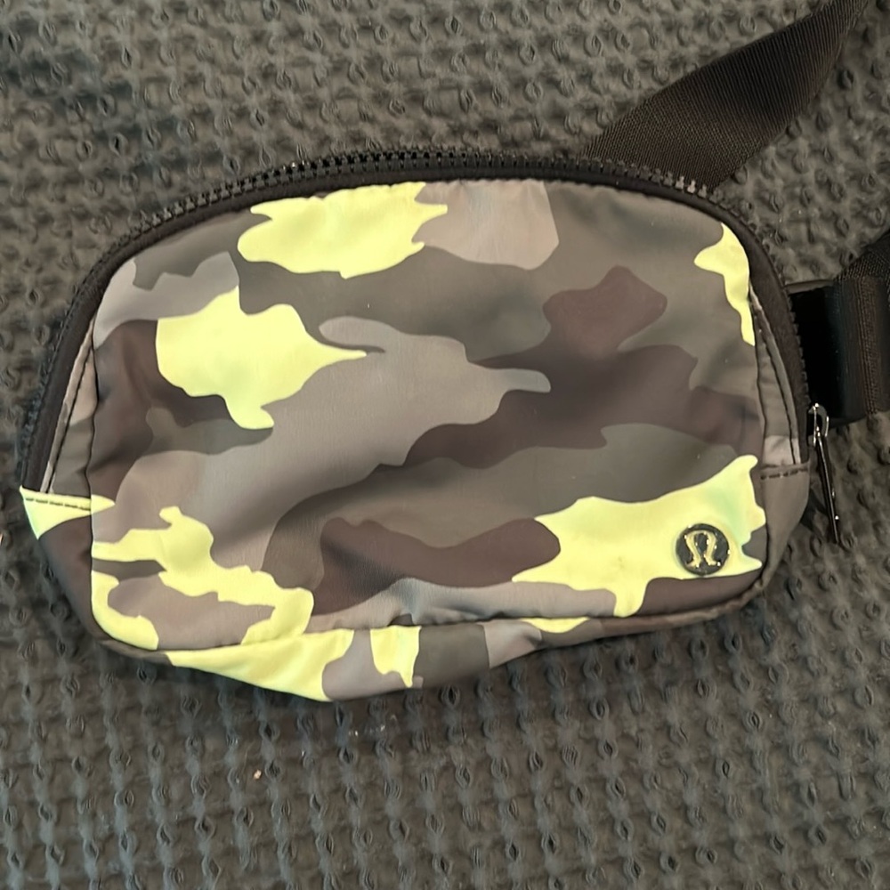 Lululemon camo Fanny pack in excellent condition.